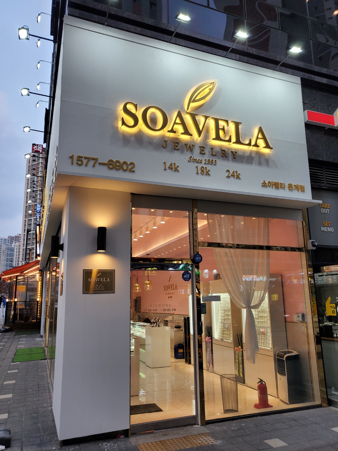 통유리 너머로 내부가 보이는 소아벨라 주얼리 매장 외관